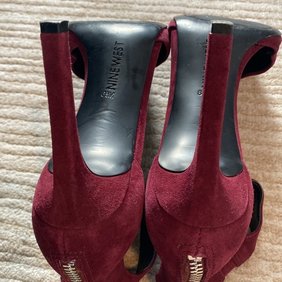 Nine West size 6.5 Burgundy Suede Heels - Picture 5 of 7